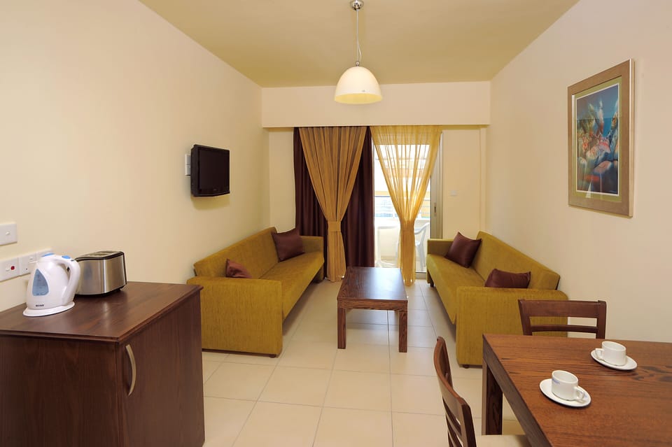 Superior Apartment, 1 Bedroom | In-room dining