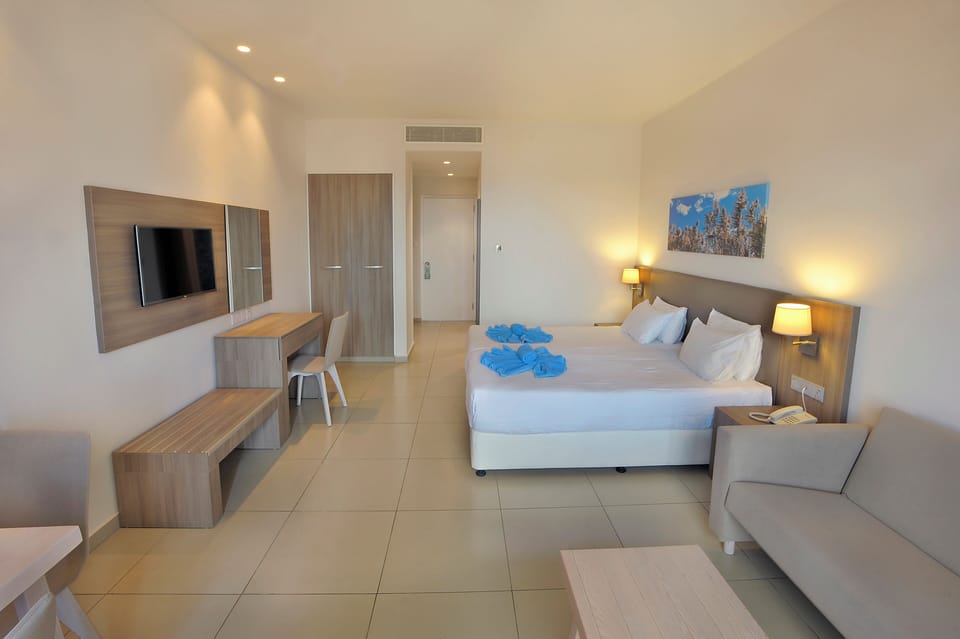 Deluxe Studio | In-room safe, soundproofing, free WiFi, bed sheets