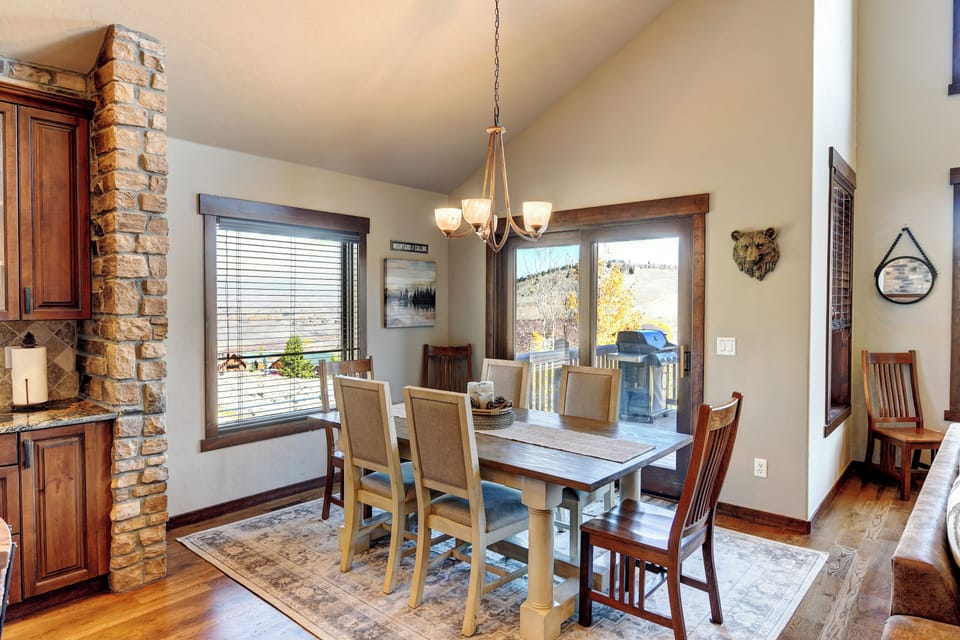 Dining Area with seating for 6