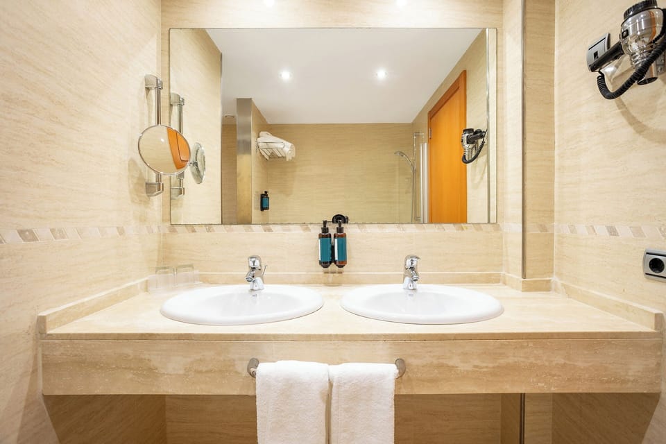 Superior Double Room | Minibar, in-room safe, desk, blackout drapes
