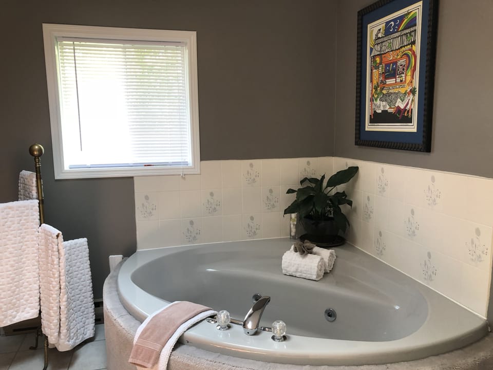 Grand Georgian Suite | Jetted tub