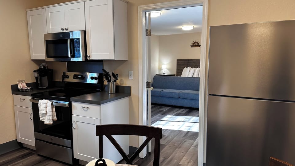 Family Suite | Private kitchen | Fridge, microwave, coffee/tea maker, toaster