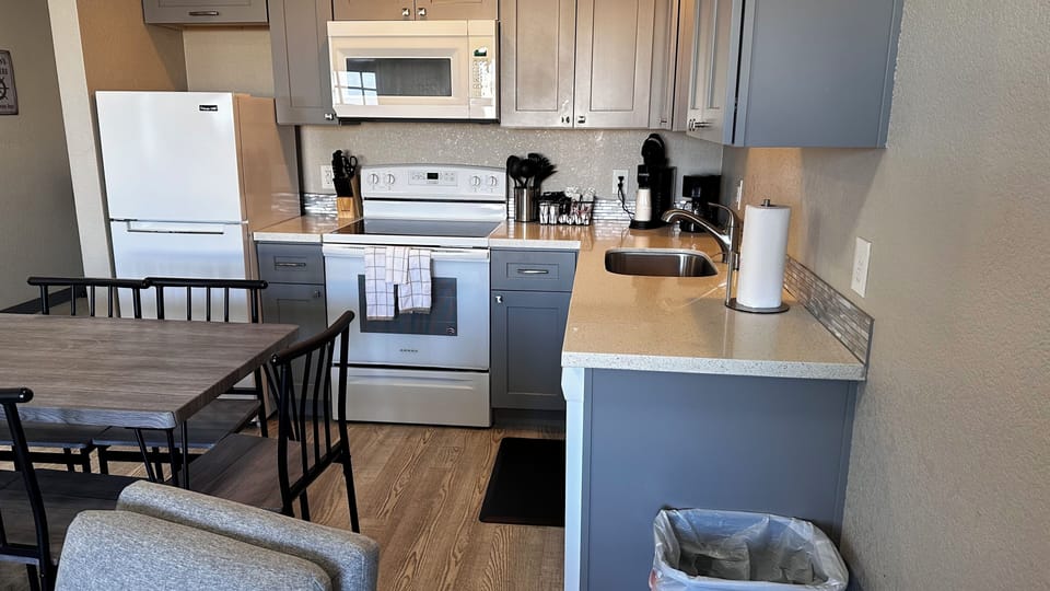 Suite, 3 Bedrooms, Non Smoking, Kitchen | Private kitchen | Fridge, microwave, coffee/tea maker, toaster