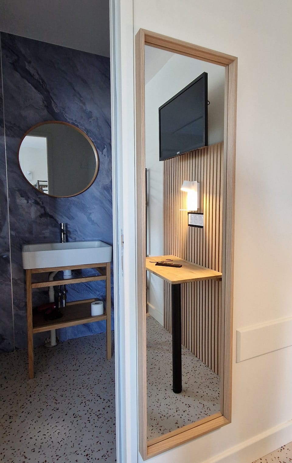 Premium bedding, desk, iron/ironing board, free WiFi