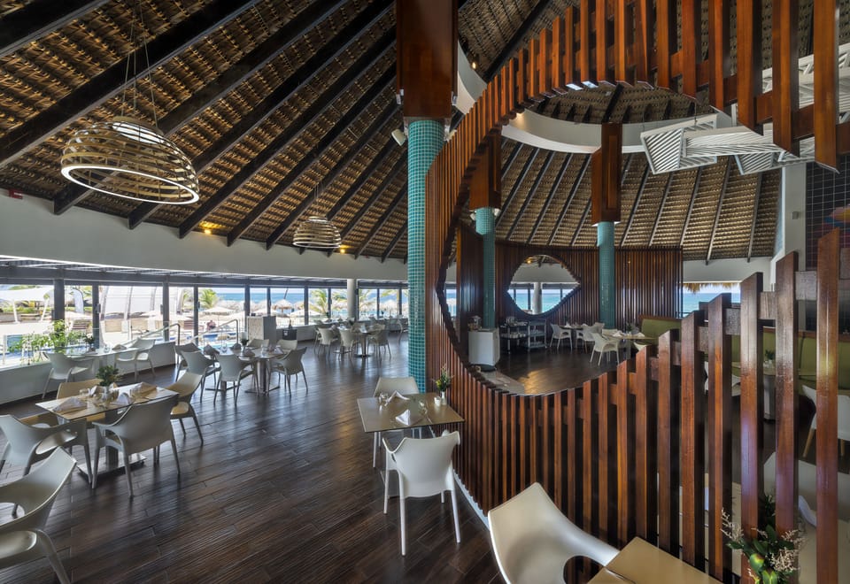 7 restaurants; breakfast, lunch, and dinner served