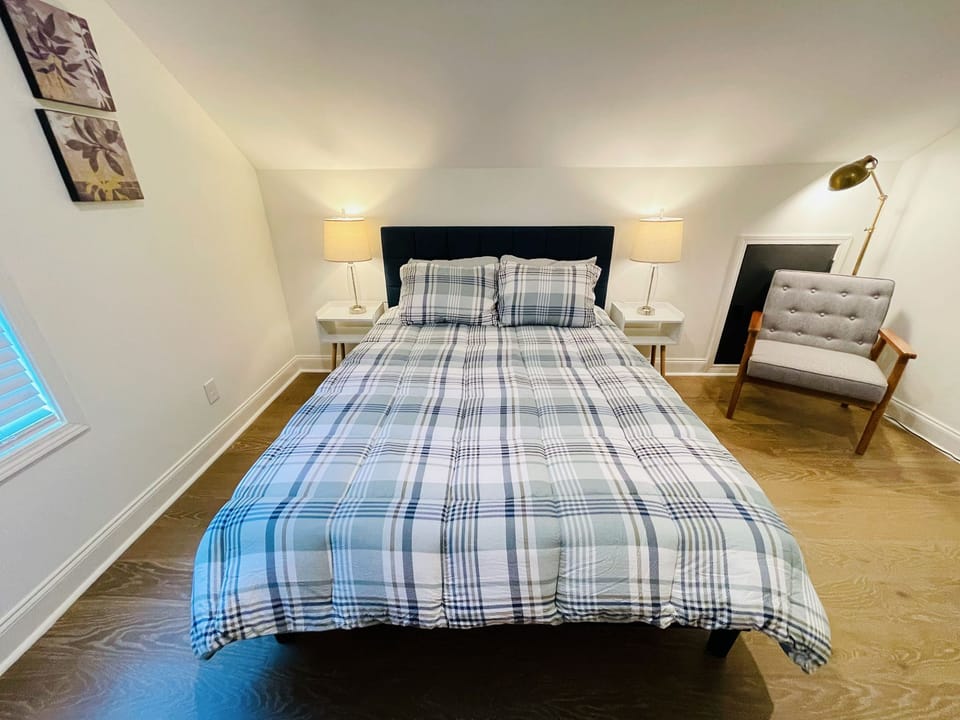 Queen bed with 12 inch Memory foam mattress, New Smart TV, Mirror