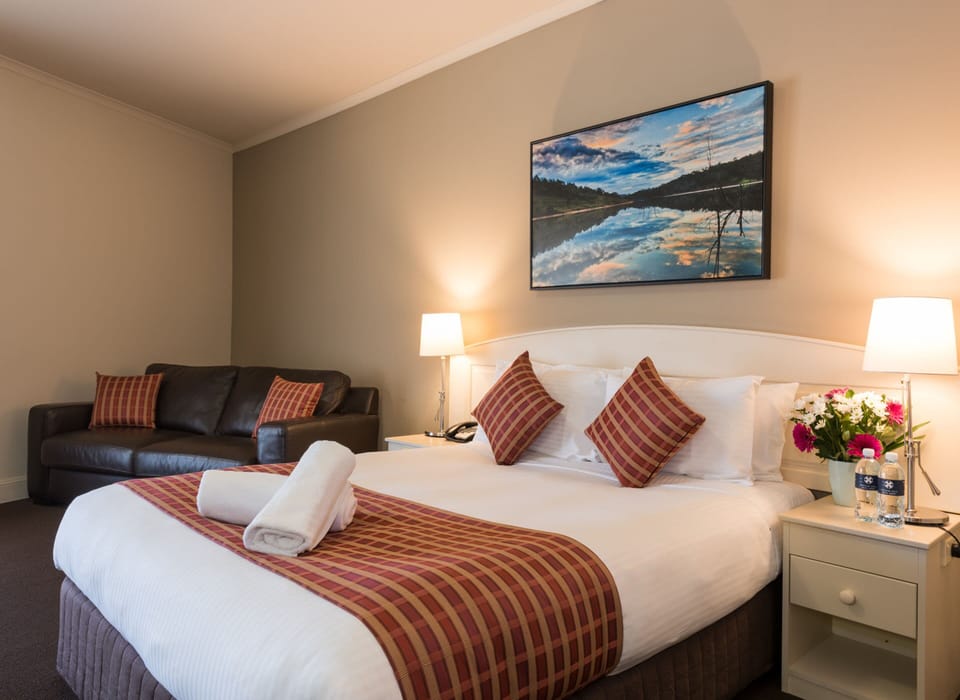 Deluxe Queen Room | Desk, laptop workspace, soundproofing, iron/ironing board