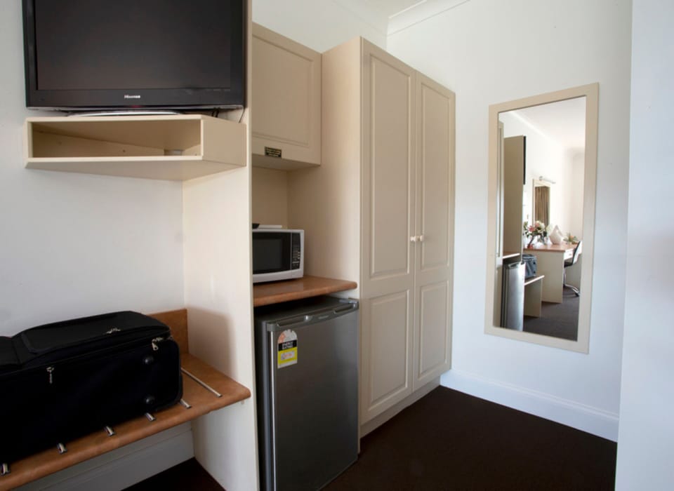 Deluxe Double or Twin Room, Multiple Beds | Desk, laptop workspace, soundproofing, iron/ironing board