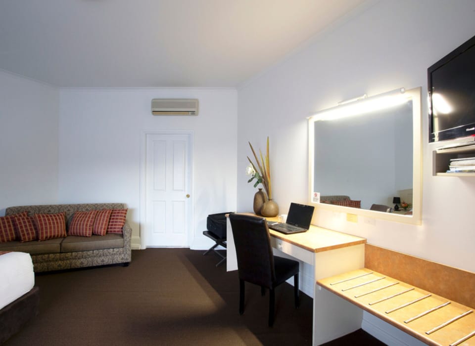 Deluxe King Room | Desk, laptop workspace, soundproofing, iron/ironing board