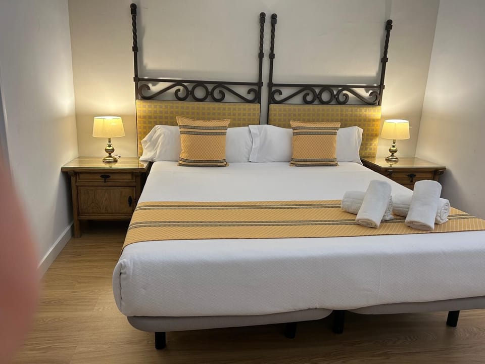 Superior Double Room | Desk, rollaway beds, bed sheets