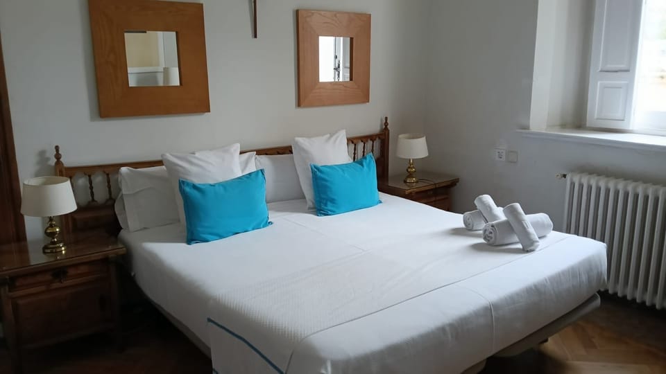 Desk, rollaway beds, bed sheets