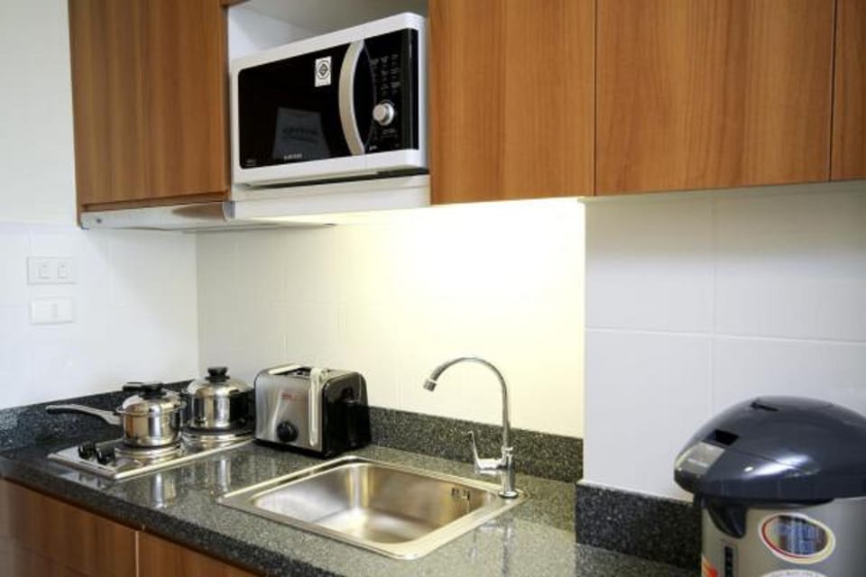 Studio Suite | Private kitchen | Fridge, cookware/dishes/utensils
