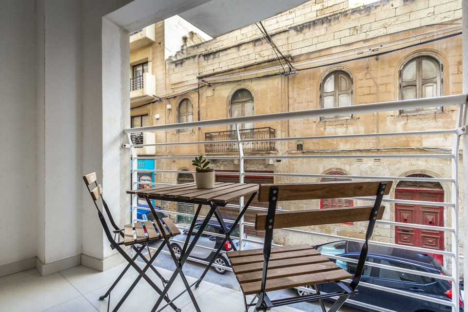 Balcony with side seaviews.