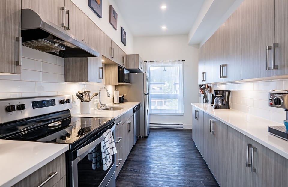 Pillow Top Condo | Private kitchen | Coffee/tea maker, full-size fridge, microwave, oven
