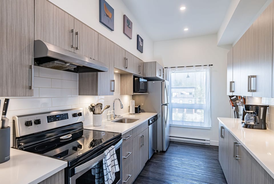 Pillow Top Condo | Private kitchen | Coffee/tea maker, full-size fridge, microwave, oven
