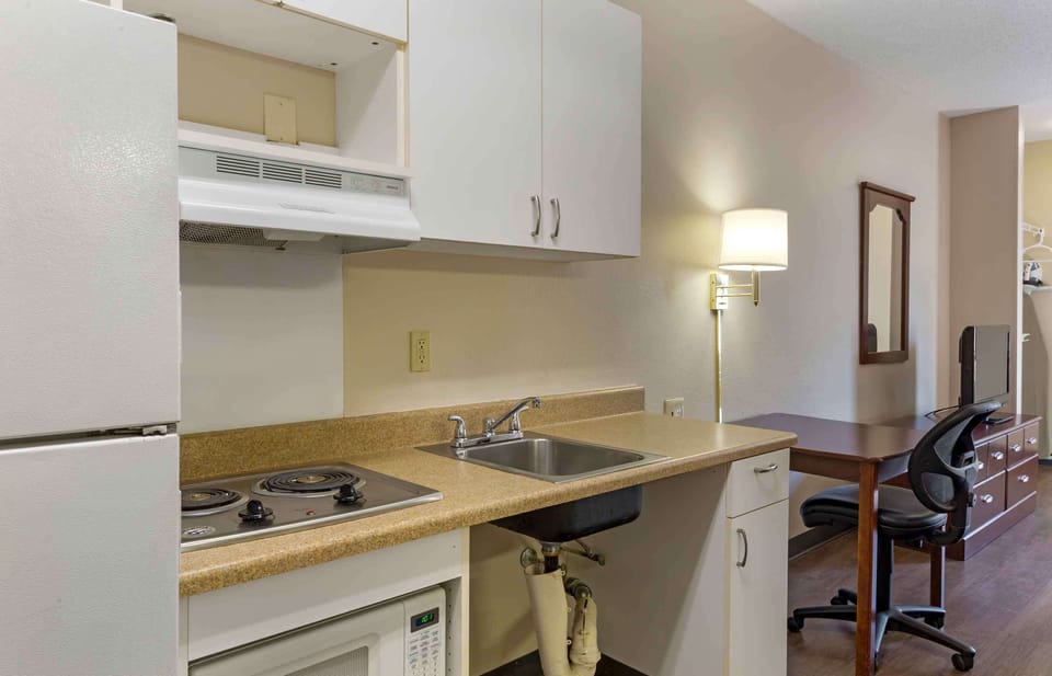 Full-size fridge, microwave, stovetop