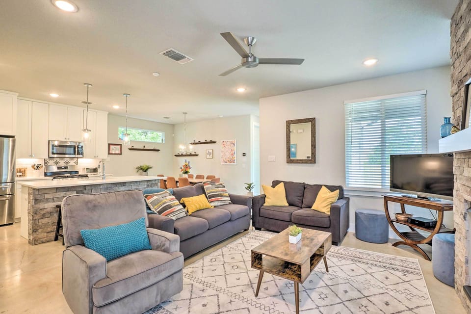 Living Room | Flat-Screen Cable TV | Seasonal Gas Fireplace | Central A/C & Heat