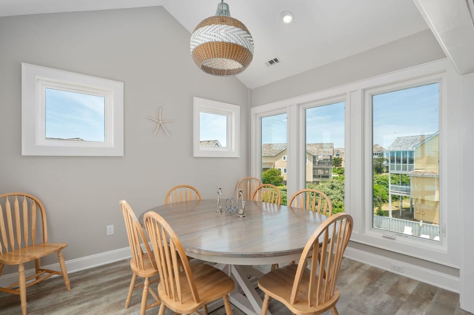 SS32: Sand Fiddler Dayz | TL Dining Area- Seating for 6, Deck Access