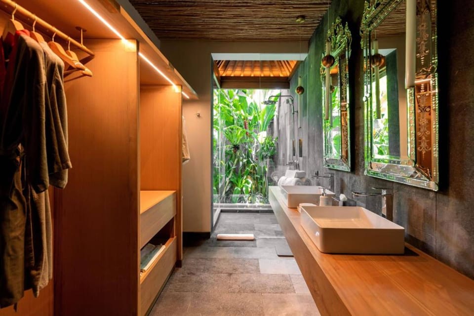 Pavilion Pool Suite with Daily Breakfast | Bathroom | Shower, rainfall showerhead, hair dryer, bathrobes