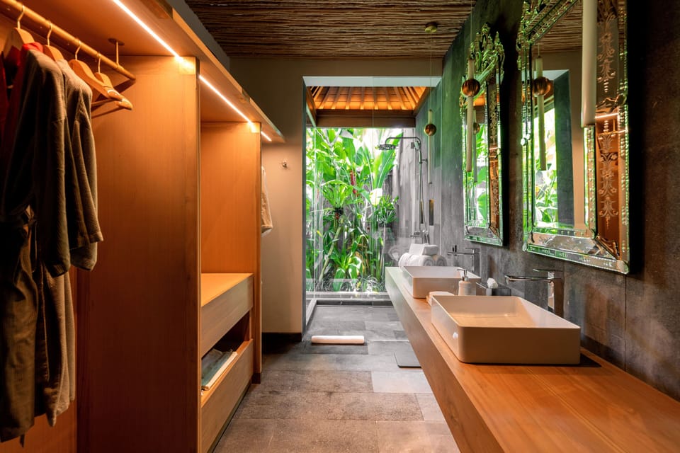 Pavilion Pool Suite with Daily Breakfast | Bathroom | Shower, rainfall showerhead, hair dryer, bathrobes