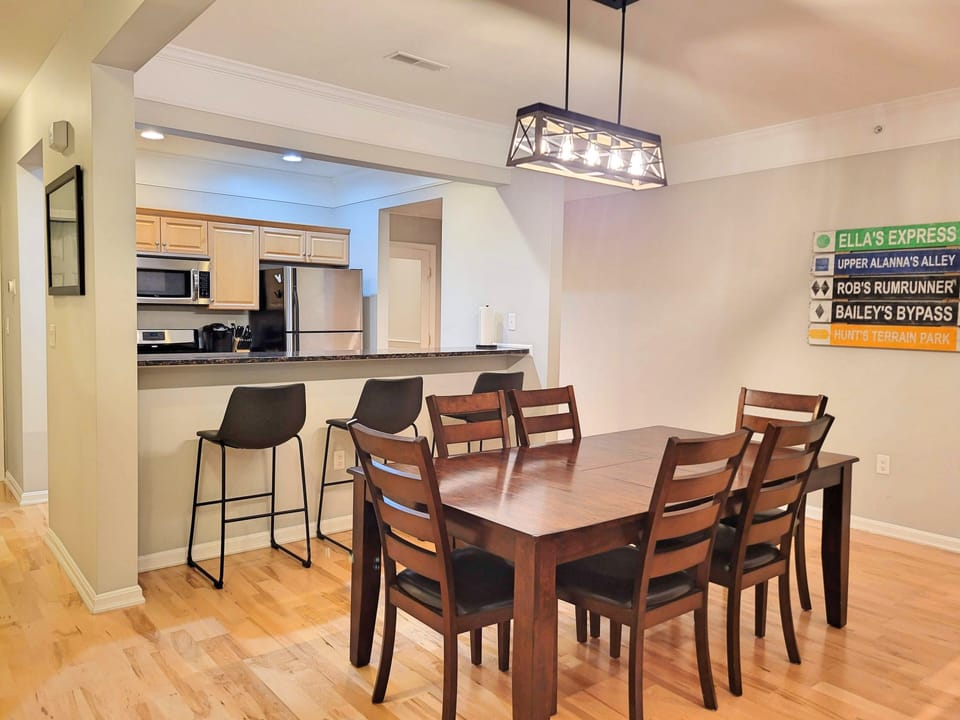 Dining area and breakfast bar