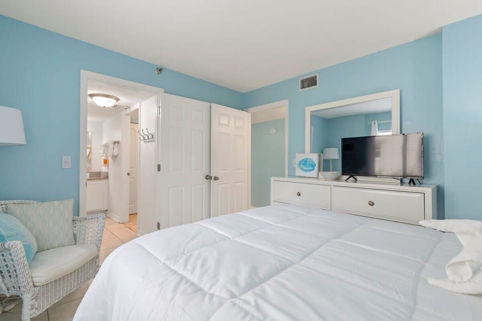 Queen Bedroom with En Suit Bath