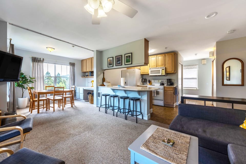 Condo, 1 Bedroom | Private kitchen | Fridge, oven, coffee/tea maker, toaster