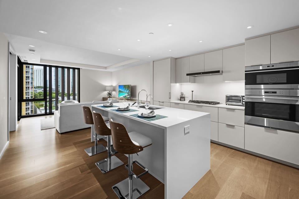 Fully Equipped Kitchen with Stainless Steel Appliances - Fully Equipped Kitchen with Stainless Steel Appliances