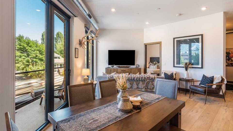 Dining table with seating for 6, plus additional seating at the breakfast bar with seating for 4.