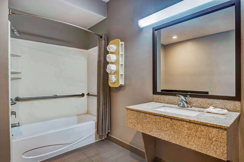 Combined shower/tub, free toiletries, towels