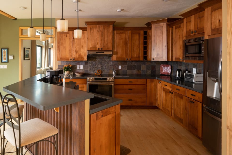 Big, beautiful kitchen Big, beautiful kitchen Making a big meal? No problem!