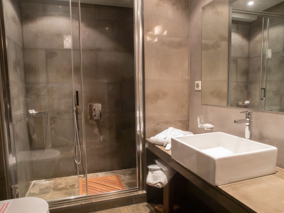 Comfort Room | Bathroom | Shower, free toiletries, hair dryer, bathrobes