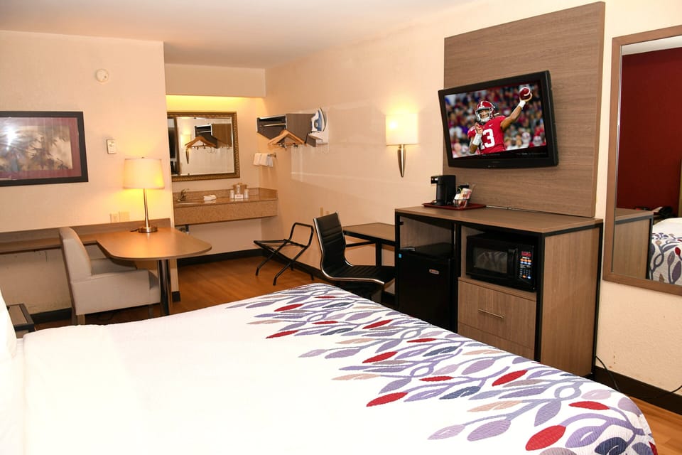 Superior Room, 1 King Bed (Smoke Free) | Desk, laptop workspace, blackout drapes, free cribs/infant beds