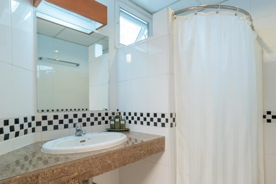 Shower, free toiletries, towels