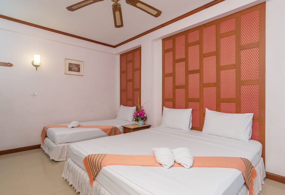 Triple Room with Window | In-room safe, desk, free WiFi