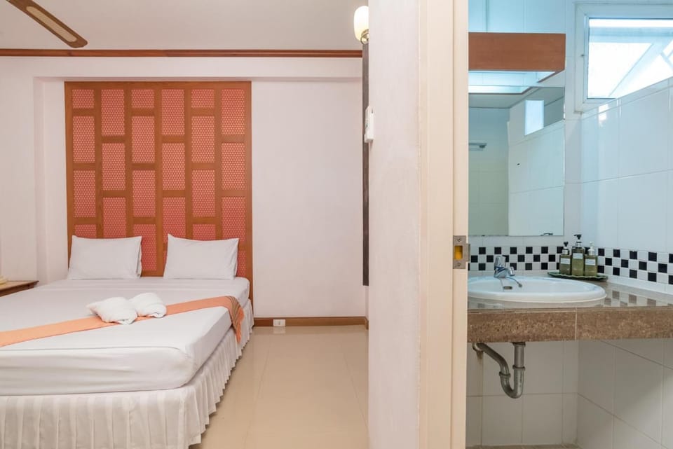 In-room safe, desk, free WiFi