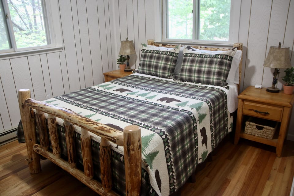 Primary bedroom with queen sized bed, bedstead charging stations