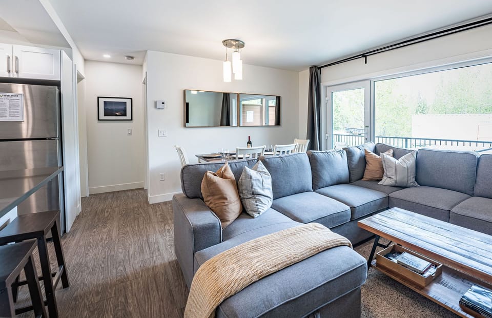 The RendezView | Living area | 40-inch Smart TV with digital channels, TV, fireplace