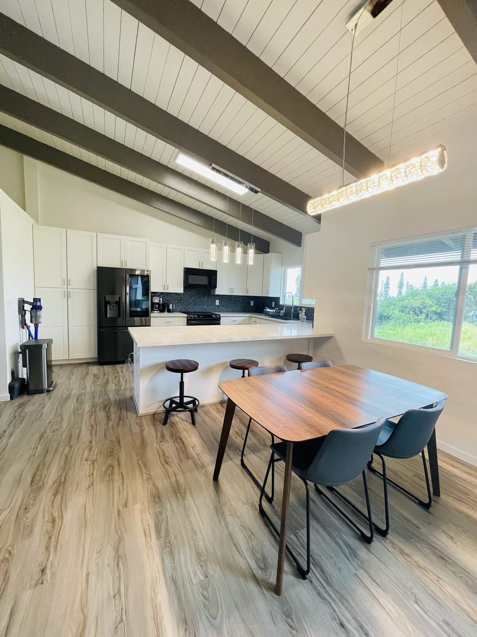 Expandable dining table seats 8. Cordless vacuum. Kitchen is equipped. 