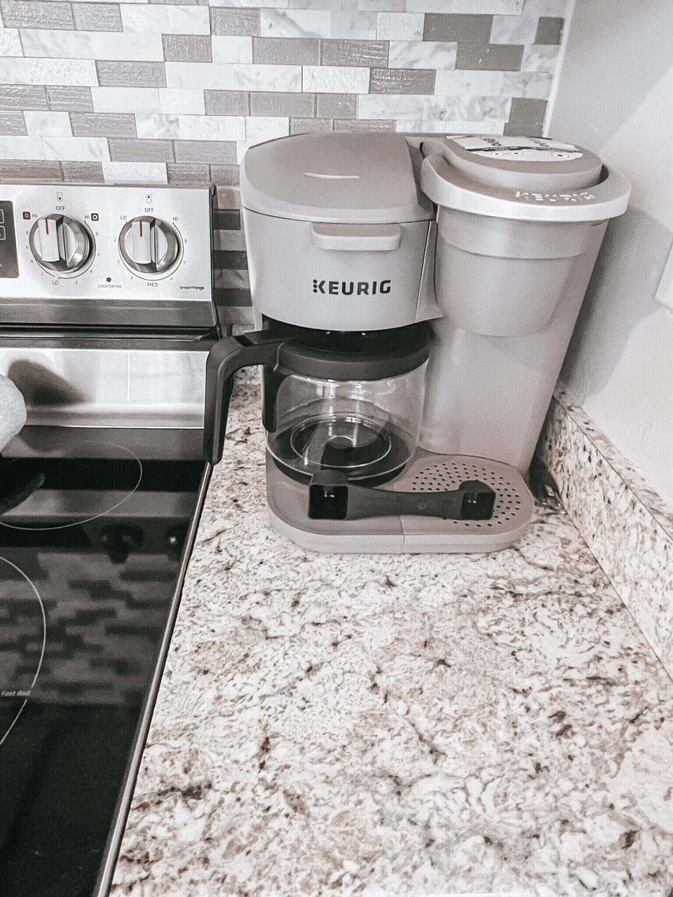 Coffee pot for ground coffee or pods, which is both provided at the home!