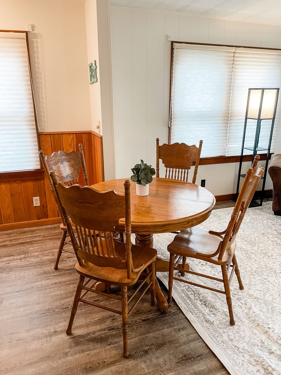 Dining room table that has the option to seat 6 people with a leaf. 
