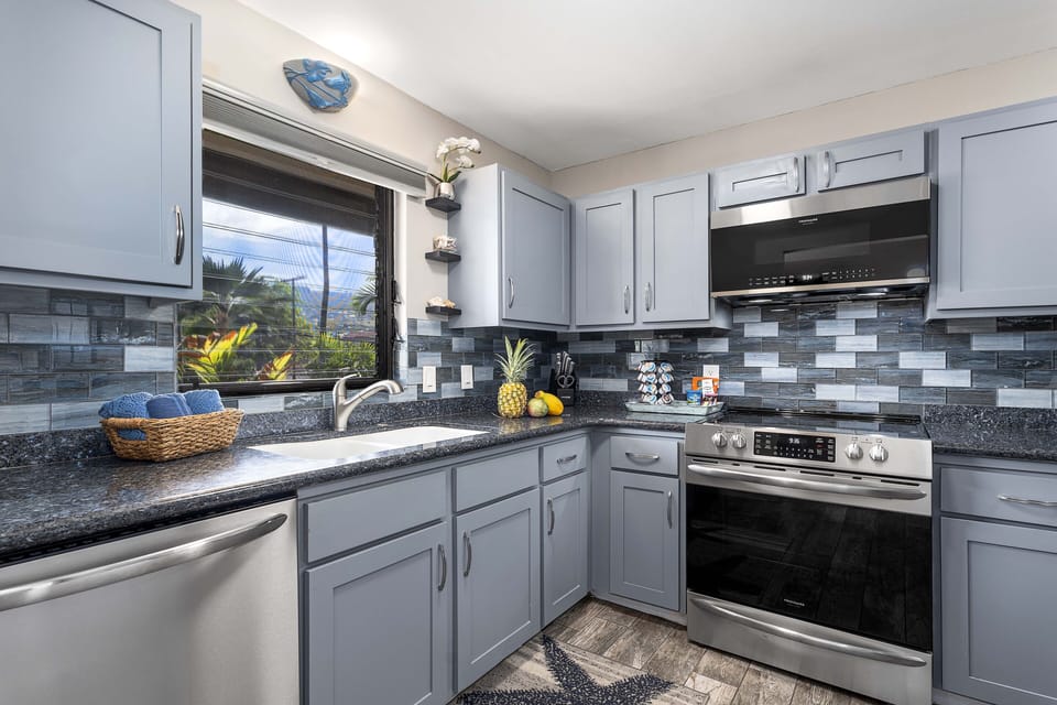 Upgraded Full, Well Stocked Kitchen
