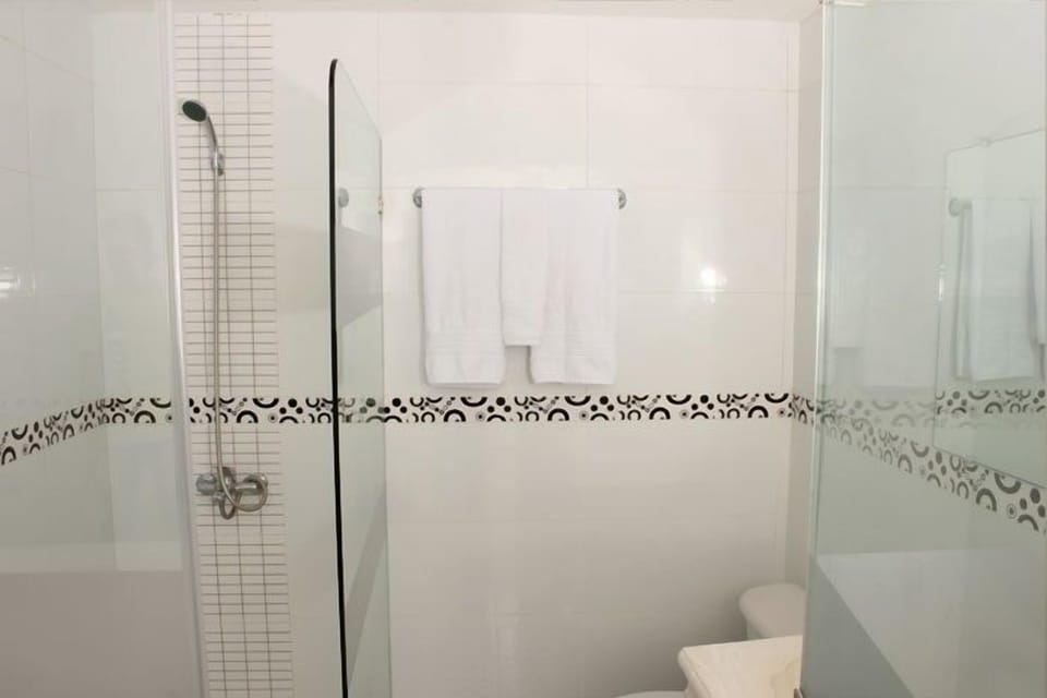 Deluxe Single Room, 1 Large Twin Bed | Bathroom shower