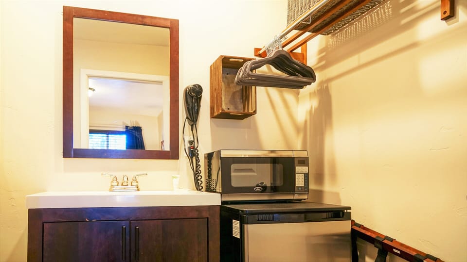 Deluxe Room, 1 Queen Bed | Bathroom sink