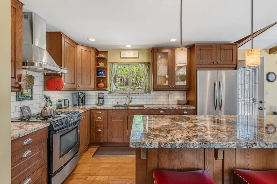 The roomy kitchen provides all the counter space you`ll need to prepare your favorite foods and slick stainless steel appliances.