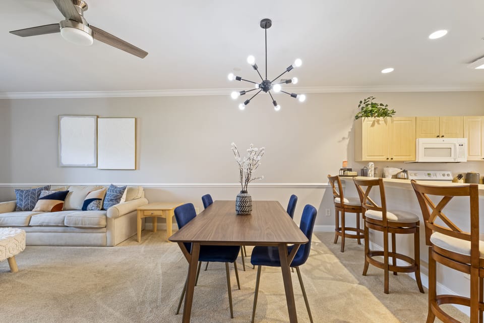 Signature Condo, 2 Bedrooms, Patio, Pool View | In-room dining