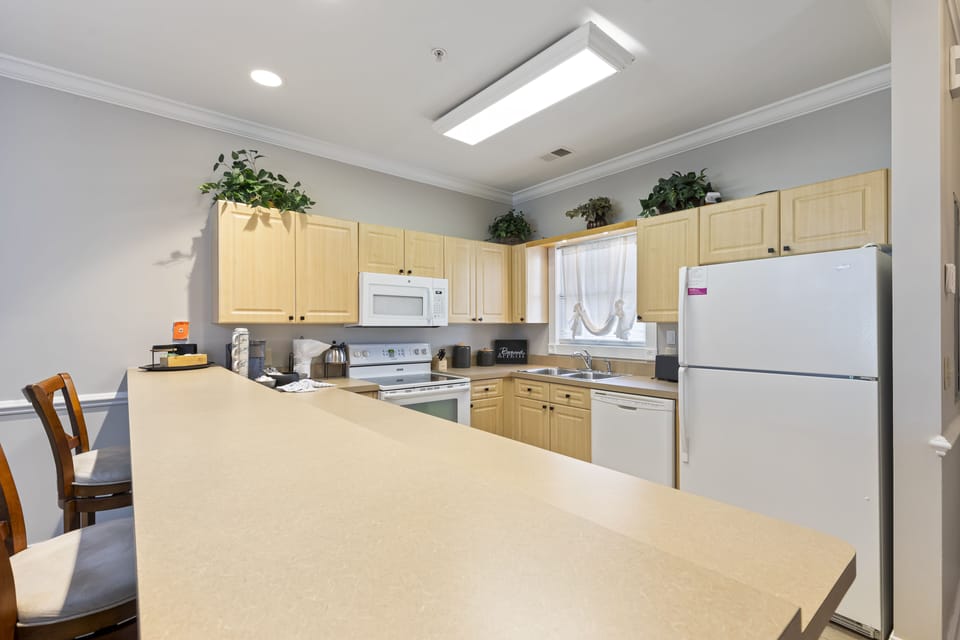 Signature Condo, 2 Bedrooms, Patio, Pool View | Private kitchen | Fridge, microwave, oven, stovetop