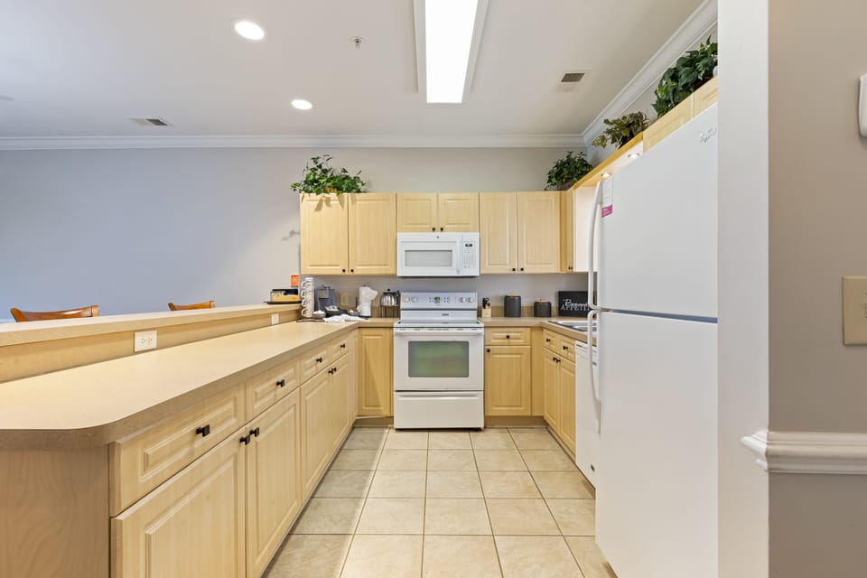 Signature Condo, 2 Bedrooms, Patio, Pool View | Private kitchen | Fridge, microwave, oven, stovetop