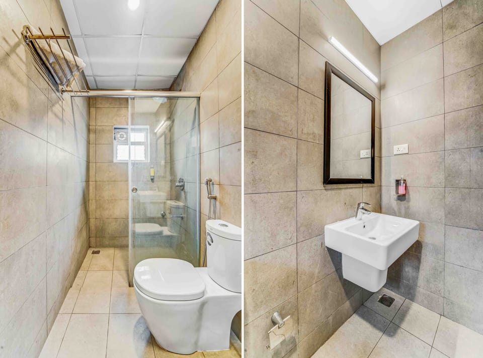 Deluxe Double Room | Bathroom | Shower, free toiletries, hair dryer, towels