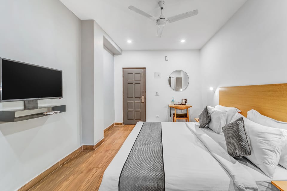 Deluxe Double Room | Hypo-allergenic bedding, desk, laptop workspace, blackout drapes